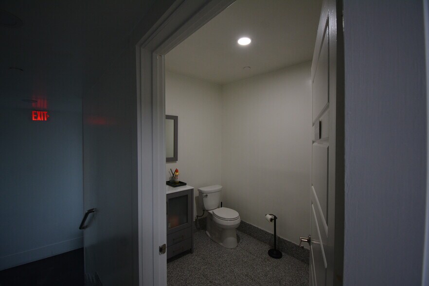 More Photos Of 8400 Sovereign Row, Dallas Distribution For Sale