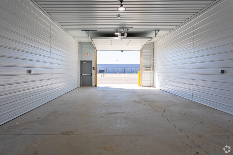 More Photos Of 2550 Tracy Rd, Northwood Light Manufacturing For Lease