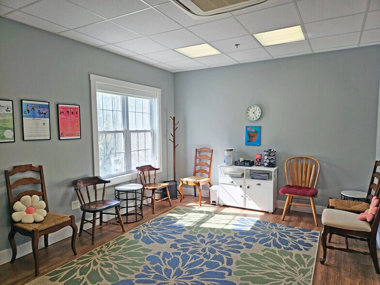 More Photos Of 437 Portsmouth Ave, Greenland Restaurant For Sale