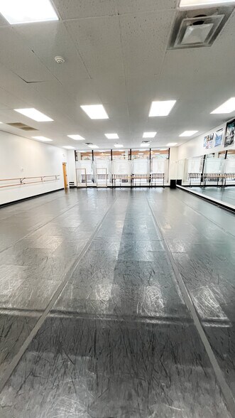 More Photos Of 1233 Roosevelt Trl, Raymond Storefront For Lease