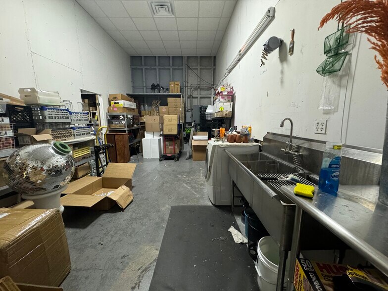 More Photos Of 632 Ralph Ablanedo Dr, Austin Showroom For Lease