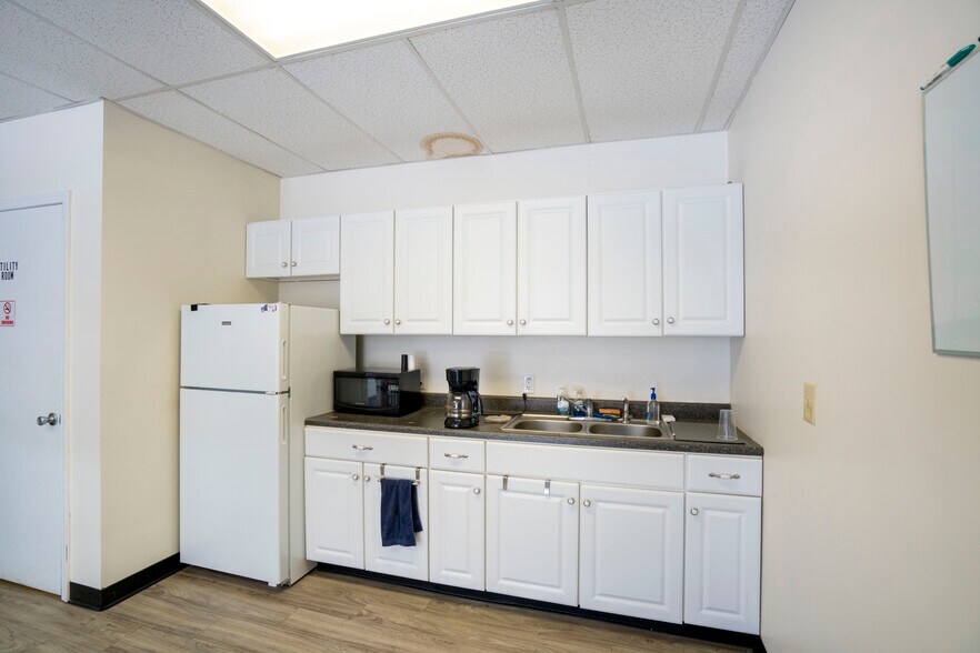 More Photos Of 3340 E Pleasant Valley Blvd, Altoona Freestanding For Sale