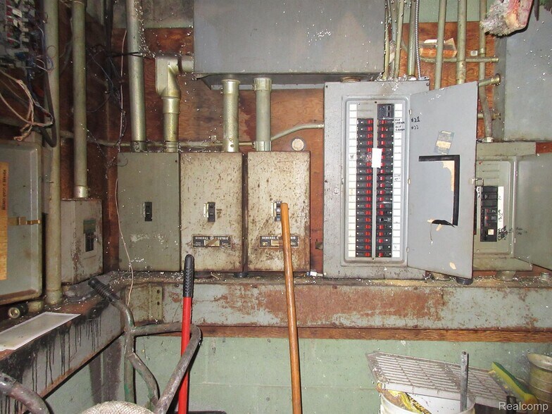 More Photos Of 19200 Kelly Rd, Detroit Restaurant For Sale