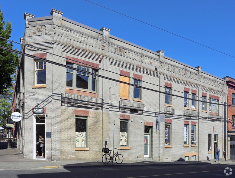 More Photos Of 2000-2004 Fernwood Rd, Victoria General Retail For Lease
