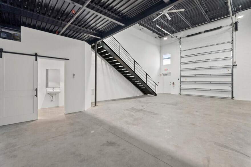 More Photos Of 6566 Palmer Park Cir, Sarasota Self Storage For Sale