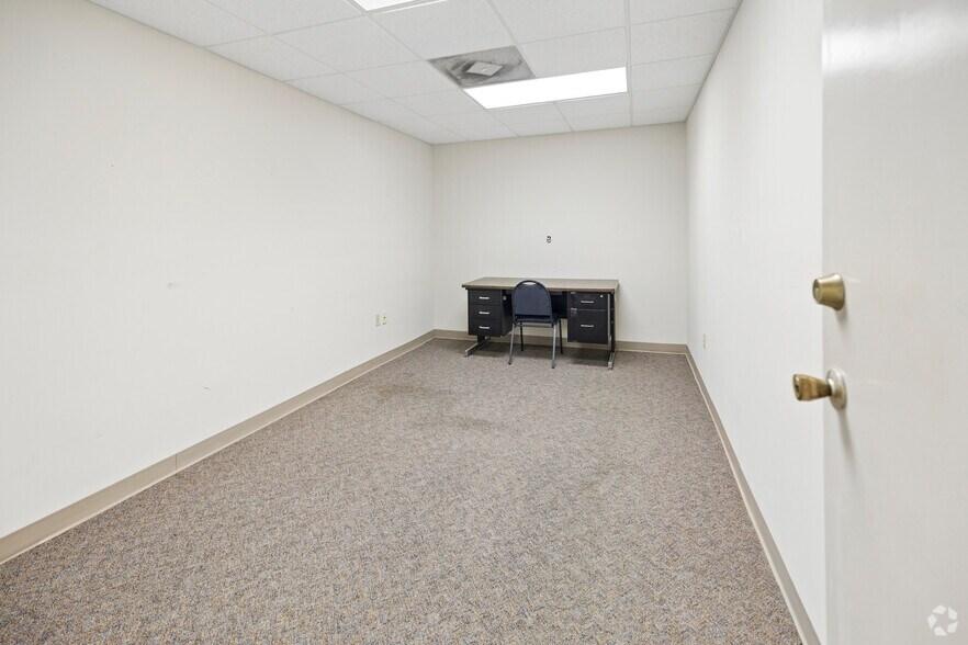 More Photos Of 730 NE Waldo Rd, Gainesville Office For Sale