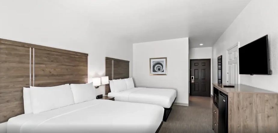 More Photos Of 106 Hasler Blvd, Bastrop Hotel For Sale