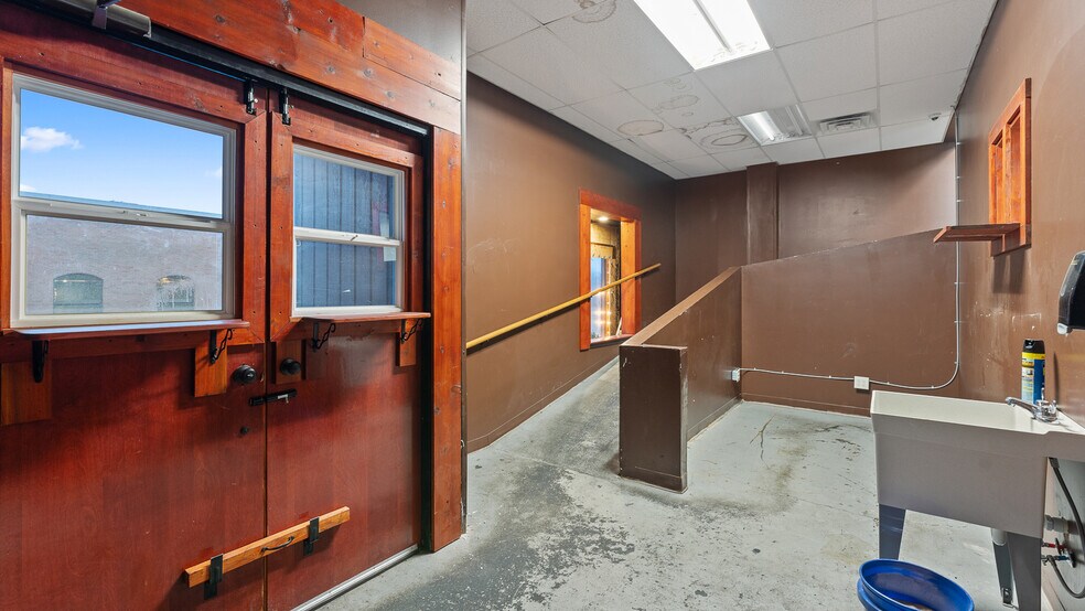 More Photos Of 117 W Walnut St, Rogers Restaurant For Lease