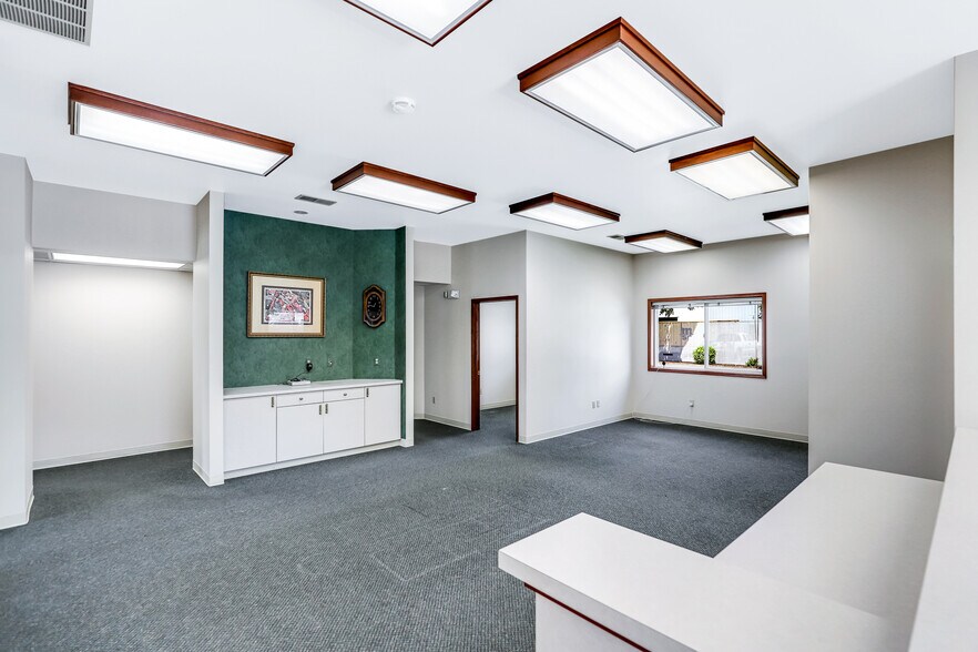 More Photos Of 9629 N Colfax Rd, Spokane Office For Sale