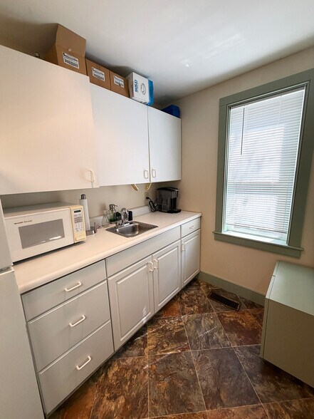 More Photos Of 118 Maplewood Ave, Portsmouth Office For Sale