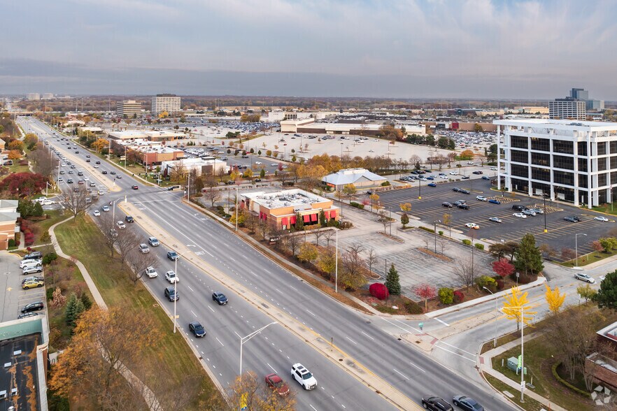 More Photos Of 1695 E Golf Rd, Schaumburg Restaurant For Lease