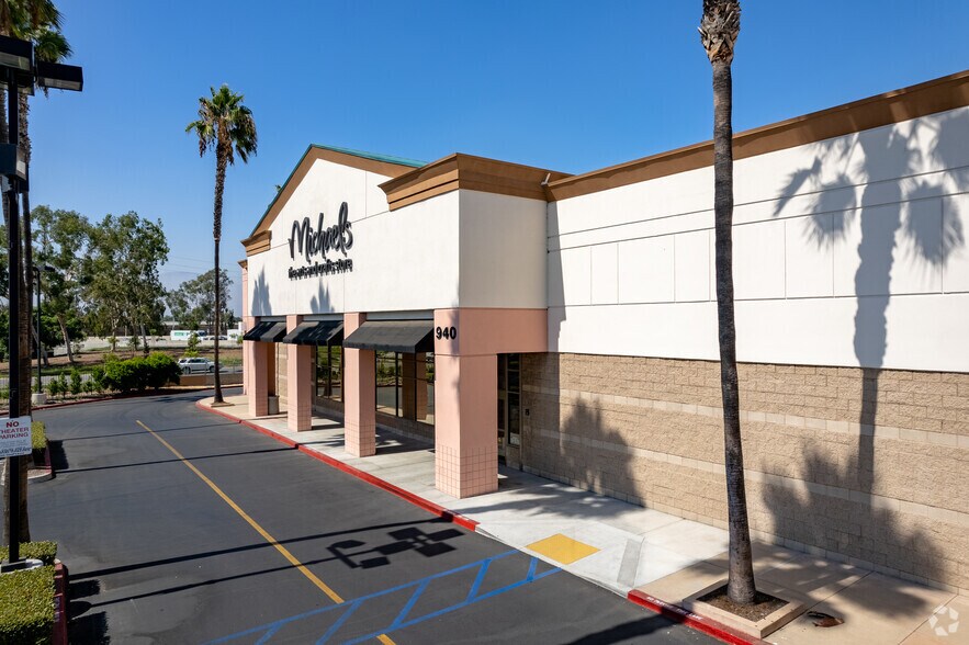 More Photos Of 940-970 Lakes Dr, West Covina General Retail For Lease