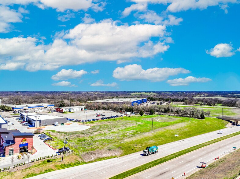 More Photos Of 551 University Dr, McKinney Showroom For Lease