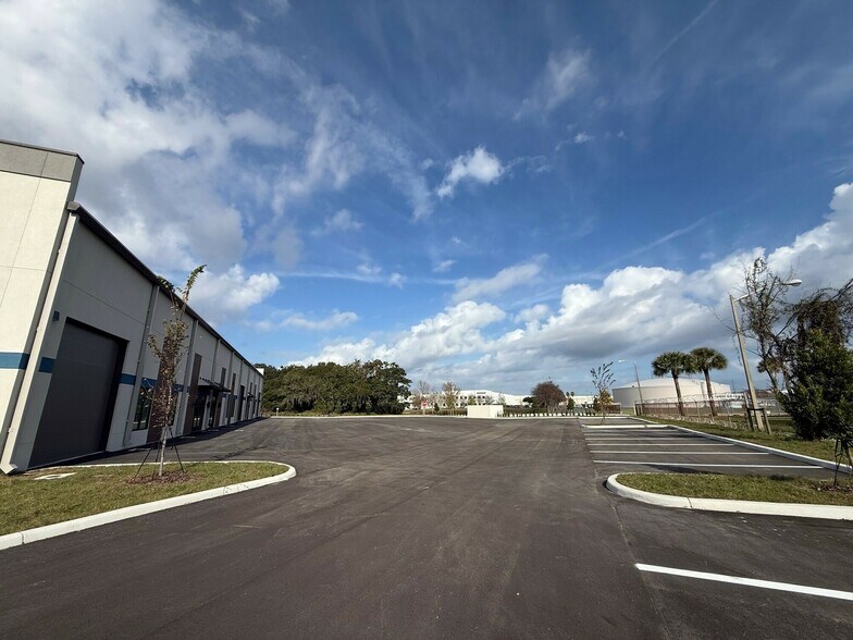 More Photos Of 1530 Kendrick Ln, Lakeland Warehouse For Sale