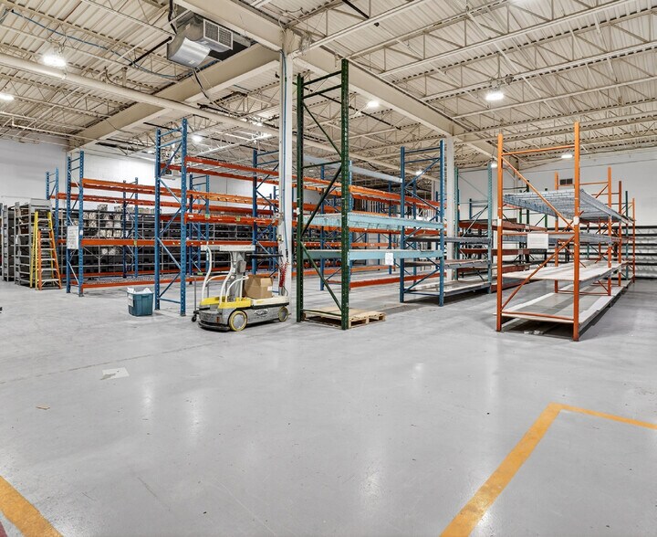 More Photos Of 40 Rue John-F.-Kennedy, Saint-Jérôme Warehouse For Sale