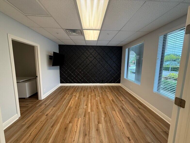 More Photos Of 28089 Vanderbilt Dr, Bonita Springs Office For Sale
