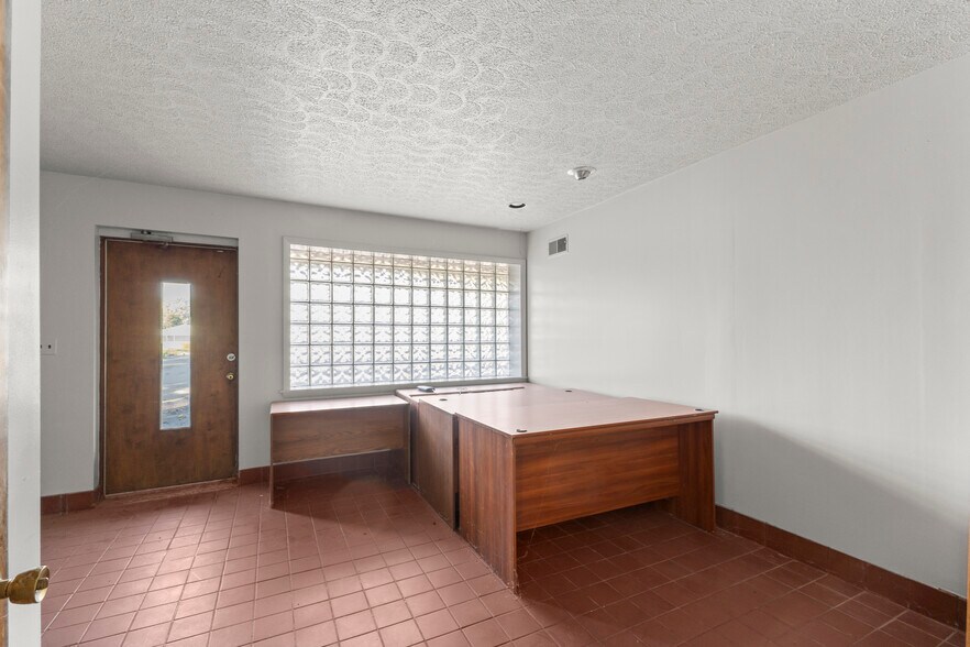 More Photos Of 435 Sumpter rd, Belleville Hospital For Sale