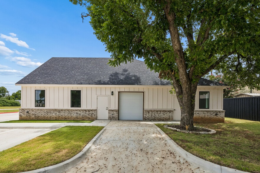 More Photos Of 908 Cresthaven Dr, Euless Showroom For Lease