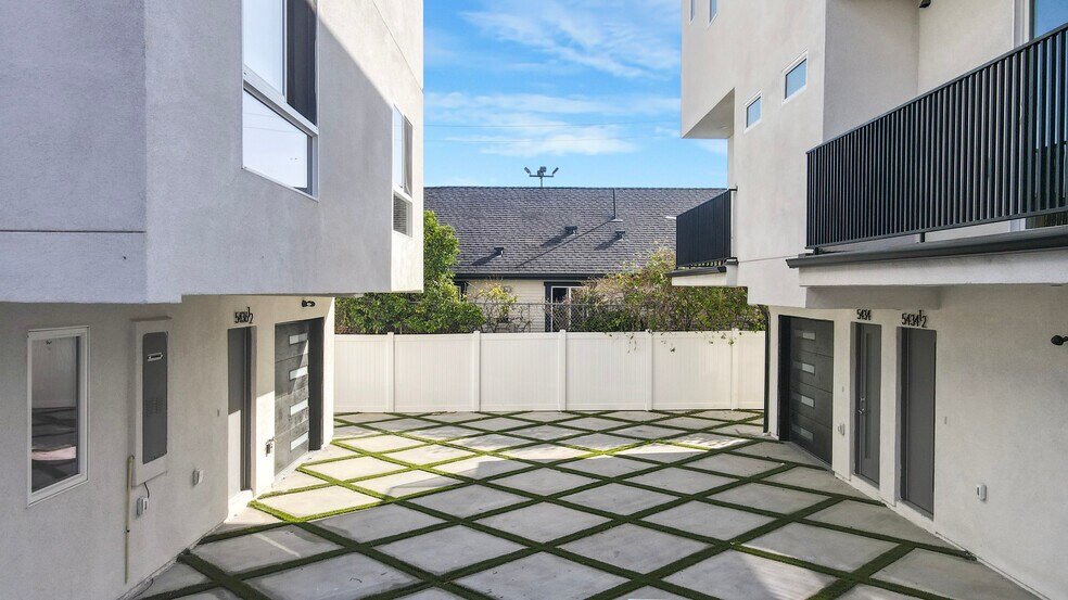 More Photos Of 5436 Romaine St, Los Angeles Apartments For Sale