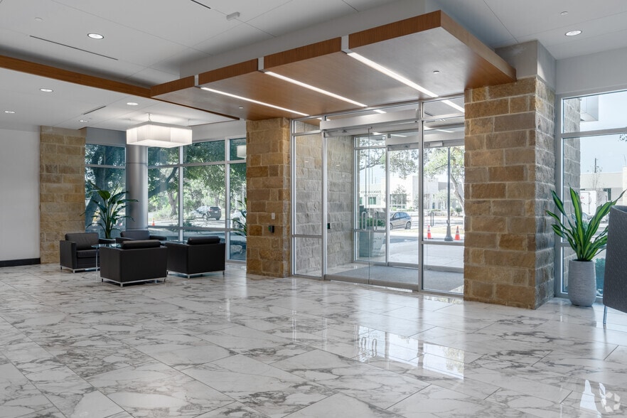 More Photos Of 19122 N US Highway 281, San Antonio Office For Lease