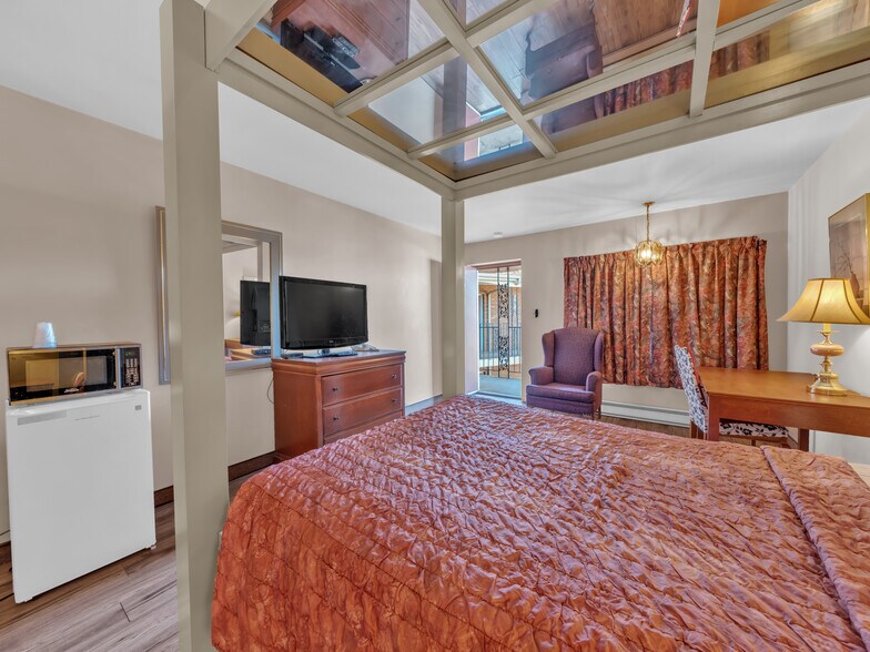 More Photos Of 2889 Howard Av, Windsor Hotel For Sale