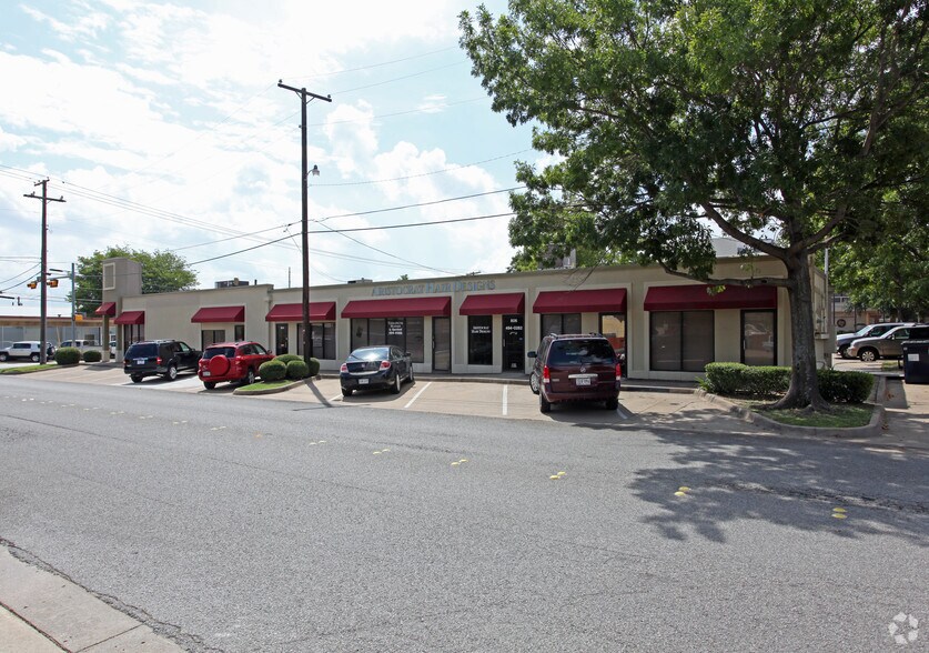 More Photos Of 800-810 W State St, Garland Unknown For Lease