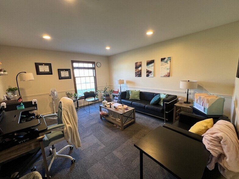 More Photos Of 2030 N Seminary, Woodstock Office For Lease