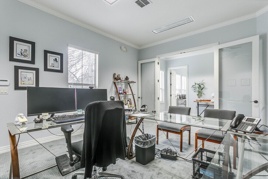 More Photos Of 7633 Bellaire Dr S, Fort Worth Medical For Sale