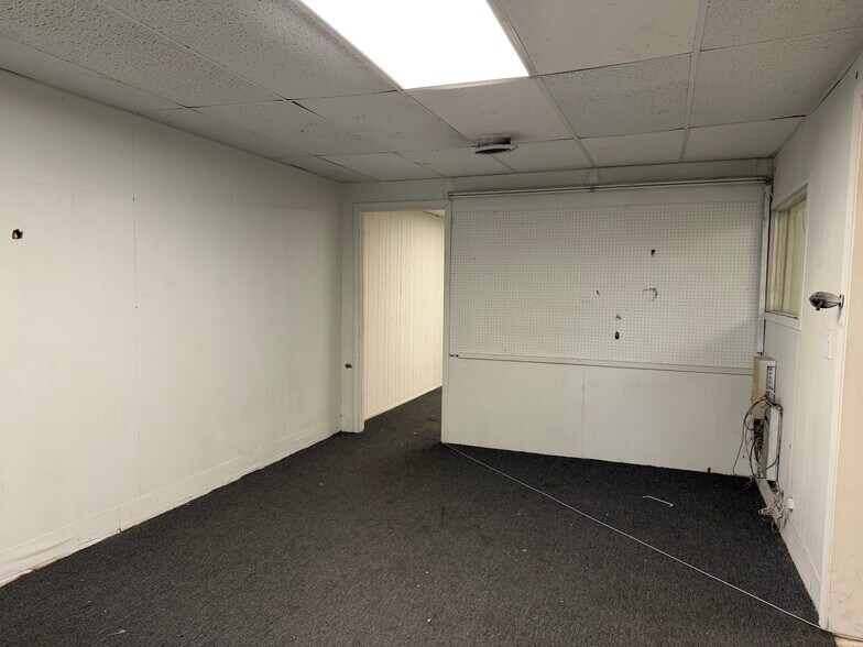 More Photos Of 3938 Runway Rd, Memphis Warehouse For Lease