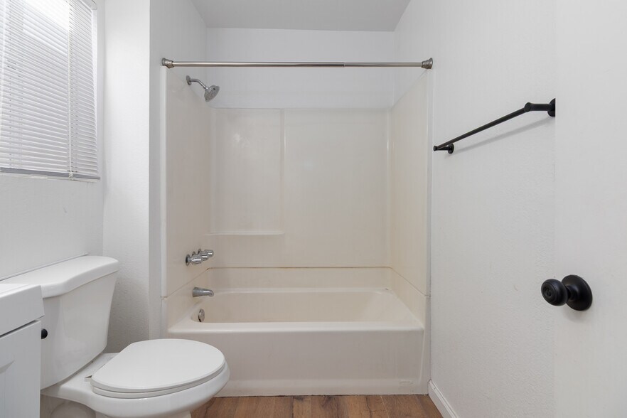 More Photos Of 165 N Hamilton Ave, Hemet Multifamily For Sale