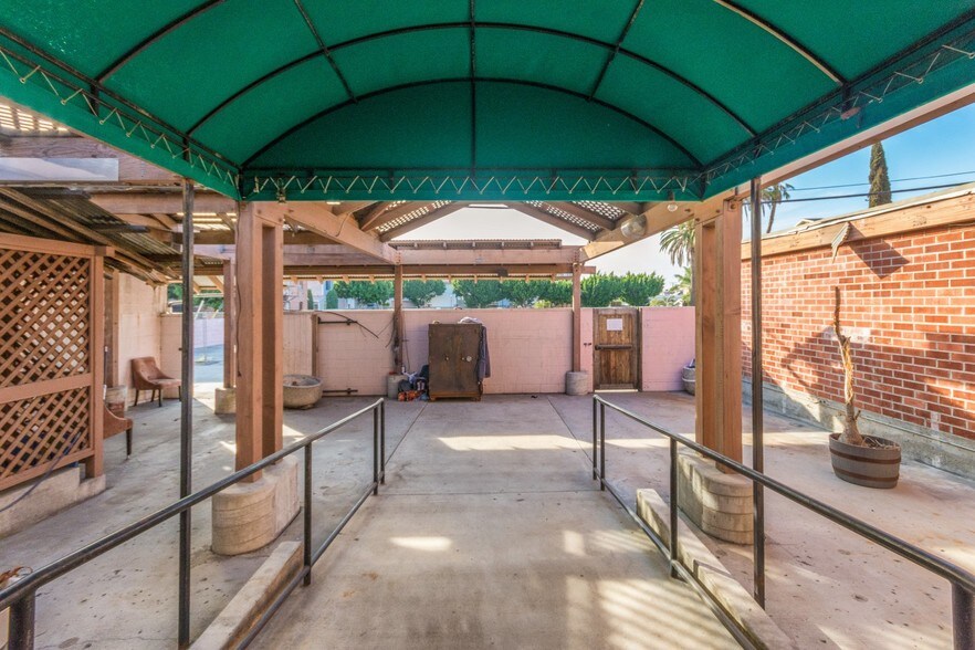 More Photos Of 215 N Central Ave, Glendale General Retail For Sale