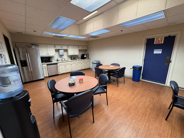 More Photos Of 524 Viking Dr, Virginia Beach Manufacturing For Lease