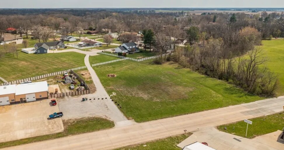 More Photos Of 2300 Hoffman Dr, Effingham Auto Repair For Sale