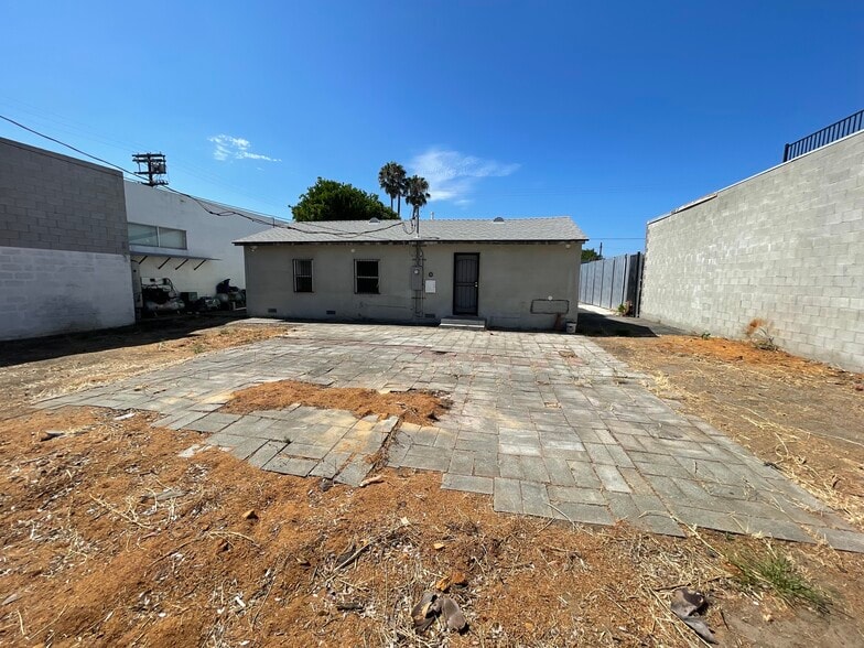 More Photos Of 16123 Wyandotte St, Van Nuys Service For Lease