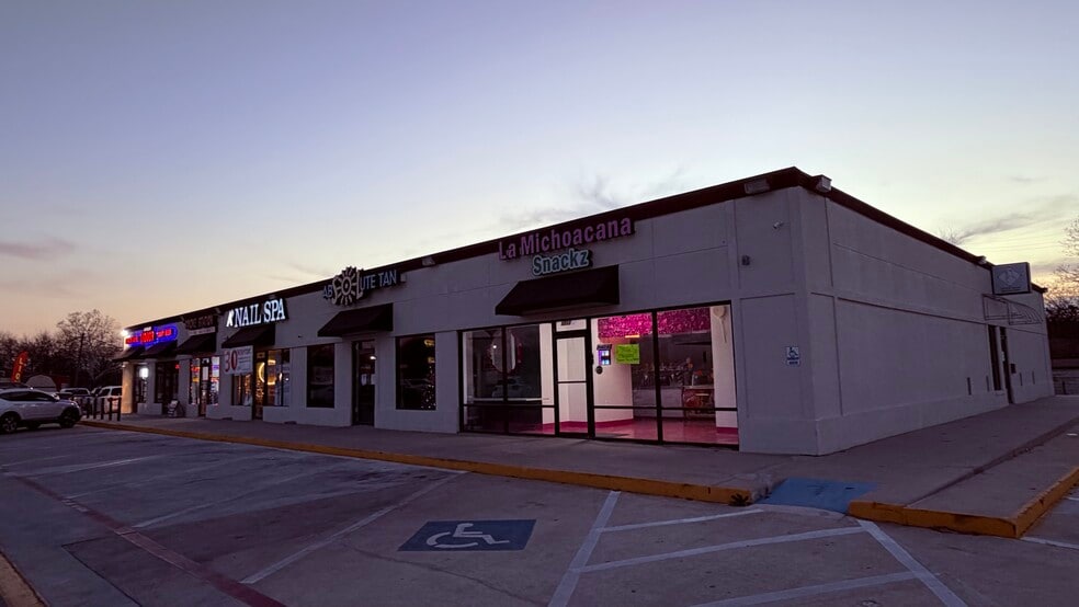 More Photos Of 1209 N Grand Ave, Gainesville General Retail For Lease