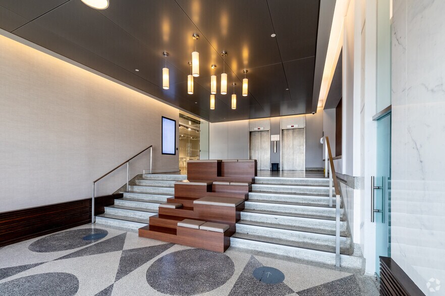 More Photos Of 51-55 Rue de Louvain O, Montréal Office For Lease