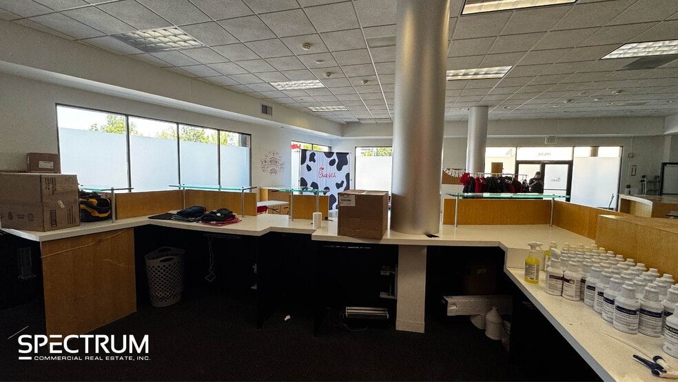 More Photos Of 17648-17656 Ventura Blvd, Encino Unknown For Lease
