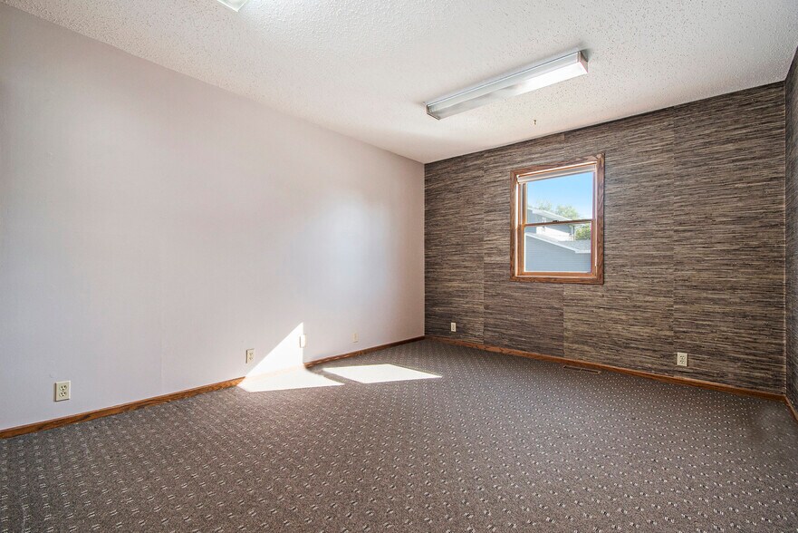 More Photos Of 1010 N Broadway St, Red Oak Medical For Lease