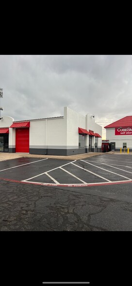 More Photos Of 2924 W Division St, Arlington Unknown For Lease