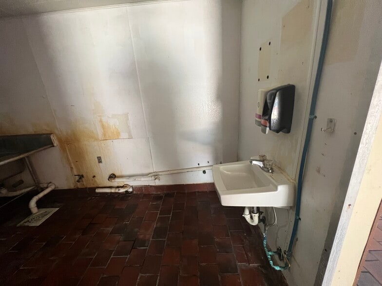 More Photos Of 3450 Demetropolis Rd, Mobile Restaurant For Sale