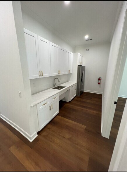 More Photos Of 1325 Main St, Katy Office For Lease