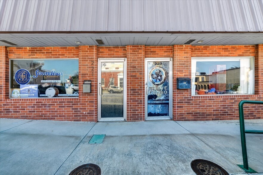 More Photos Of 221-223 N Locust St, Denton Office For Sale