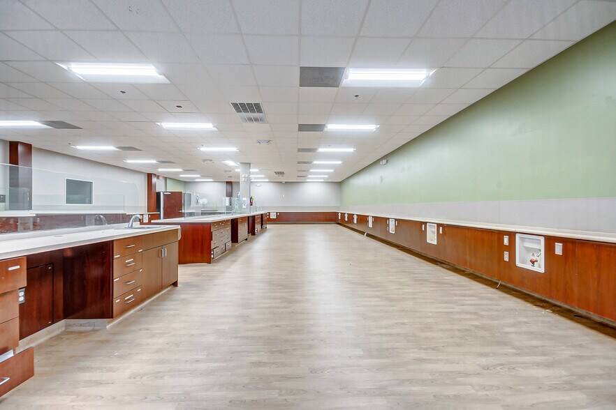 More Photos Of 12626 Woodforest Blvd, Houston Freestanding For Lease