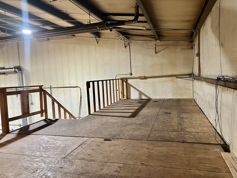 More Photos Of 33549 E Royalton Rd, Columbia Station Light Manufacturing For Sale