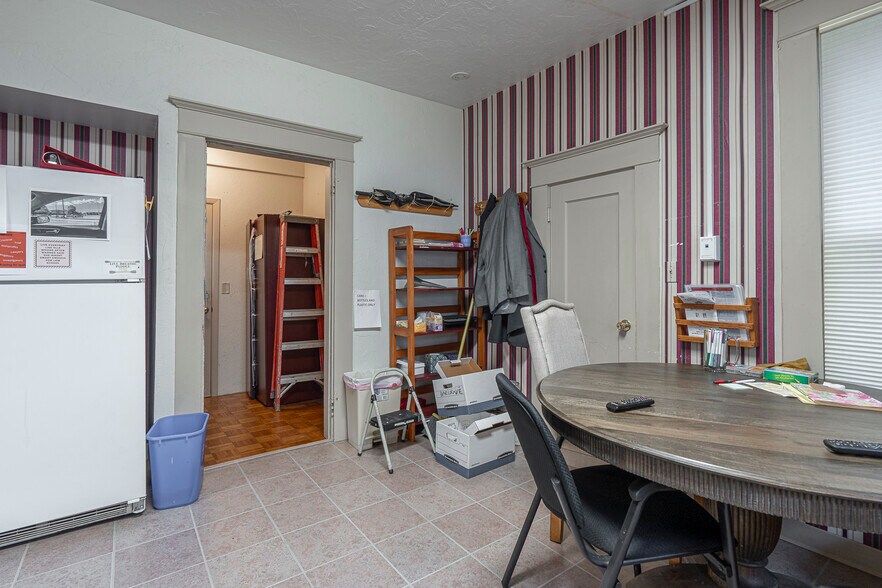 More Photos Of 236 SW Mill St, Dallas Office For Sale
