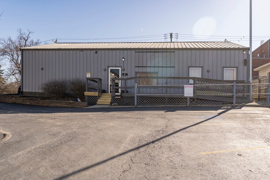 More Photos Of 210 N West St, Hillsboro Office For Sale