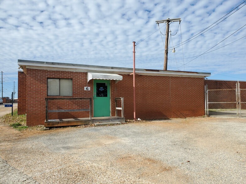 More Photos Of 94 E Adams St, Forsyth Warehouse For Lease