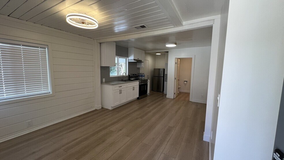 More Photos Of 22157 Clarendon St, Woodland Hills Office For Sale