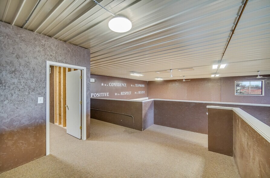 More Photos Of 926 Geneva St, Shorewood Warehouse For Lease