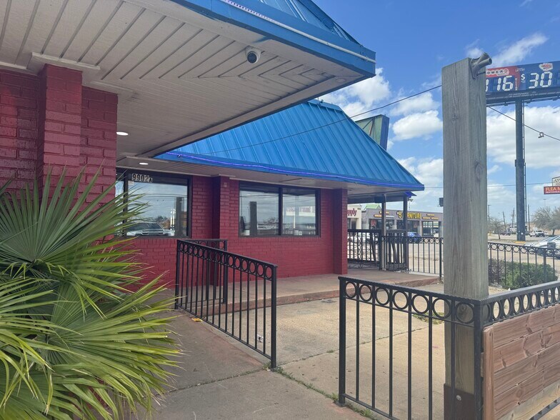 More Photos Of 9902 Gulf Fwy, Houston Restaurant For Sale